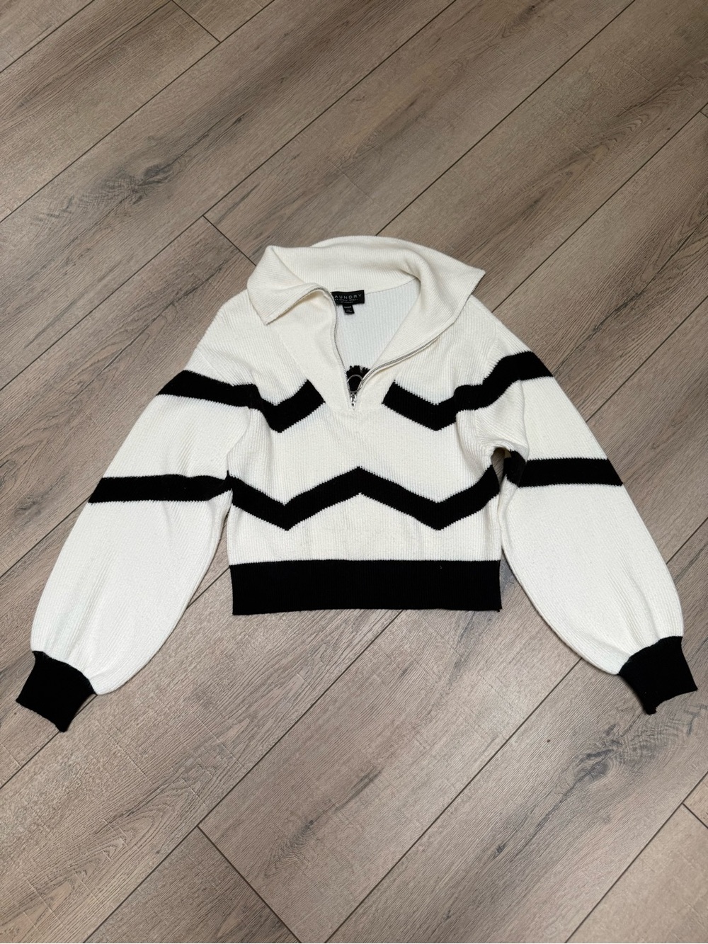 Laundry By Shelli Segal White & Black Chevron Cropped Pullover
